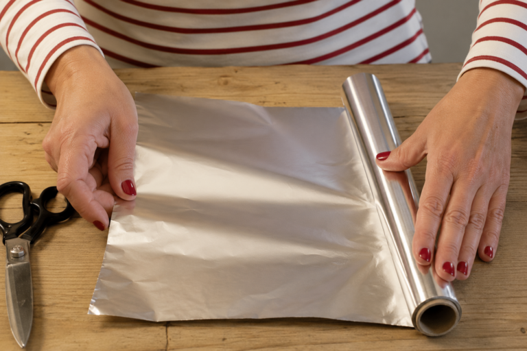 Wystarczy kawałek folii aluminiowej przy drzwiach lub w doniczkach, aby zniechęcić owady do odwiedzania domu
